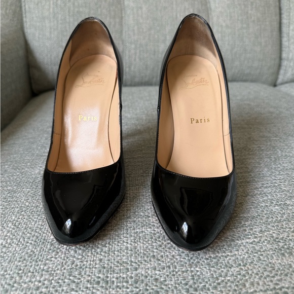 Classic Louboutin black patent heels. Size 38. - Picture 2 of 14